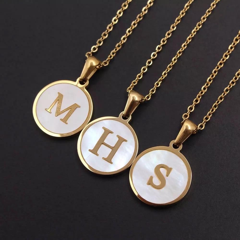 Collar con inicial placa blanca