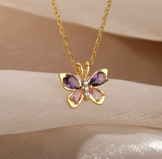COLLAR DORADO MARIPOSA MORADA