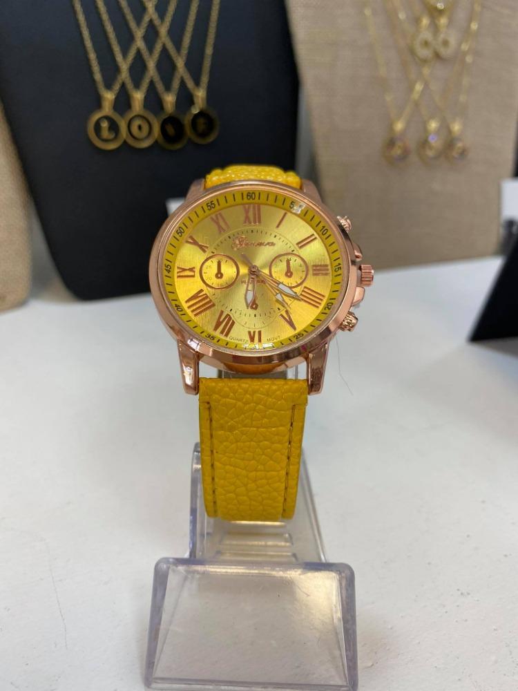 RELOJ ROMANOS AMARILLO