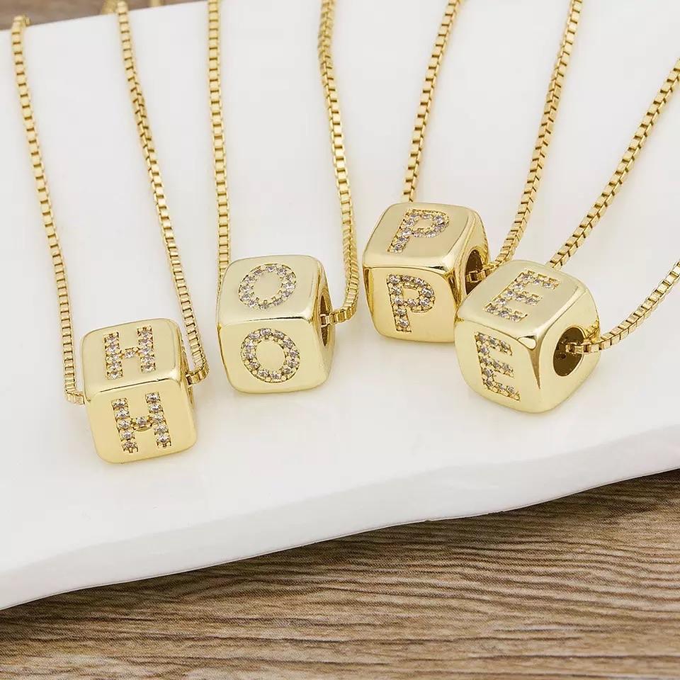 Collar con inicial cubo