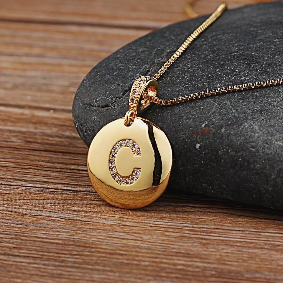 Collar con inicial placa dorada