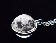 Cargar imagen en el visor de la galería, Collar Luna Cadena Plateada
