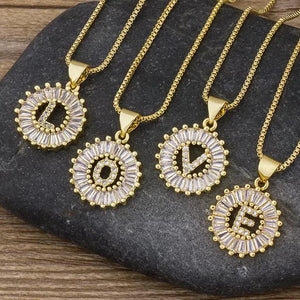 Collar con inicial zirconia dorada