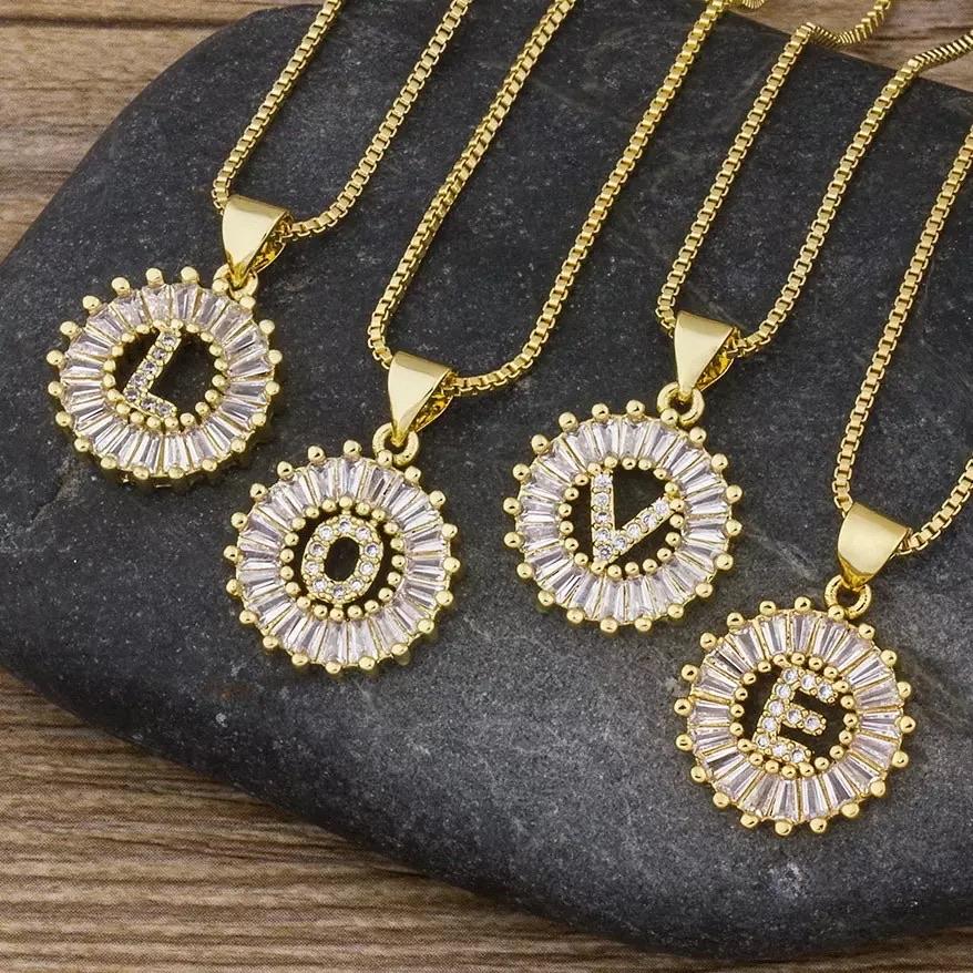 Collar con inicial zirconia dorada