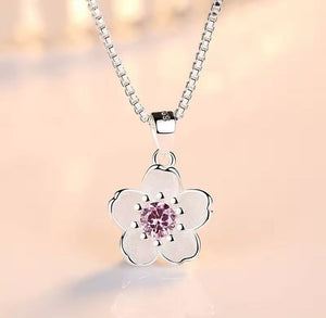 COLLAR FLOR BLANCA centro rojo