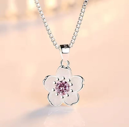 COLLAR FLOR BLANCA centro rojo