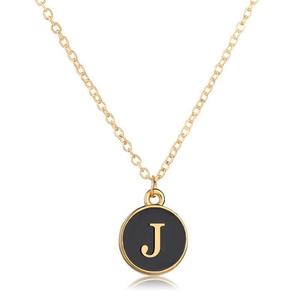 Collar con inicial placa negra