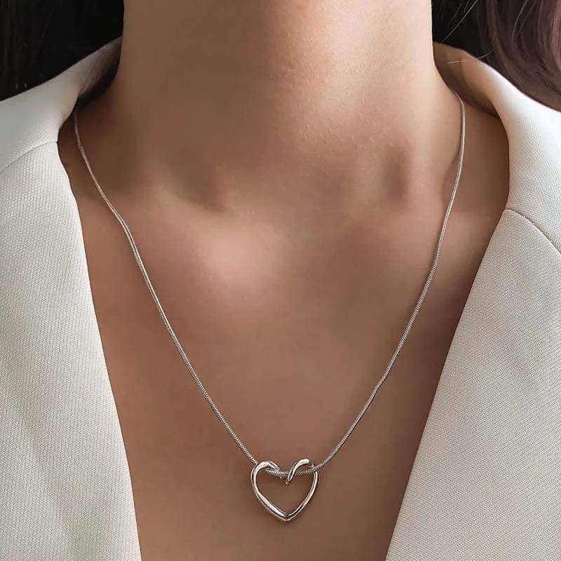 Collar Corazón Lazo plateado
