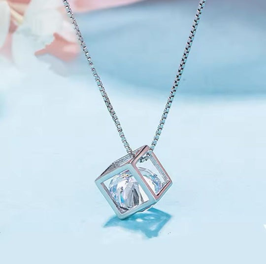 COLLAR CUBO DIAMANTE PLATEADO