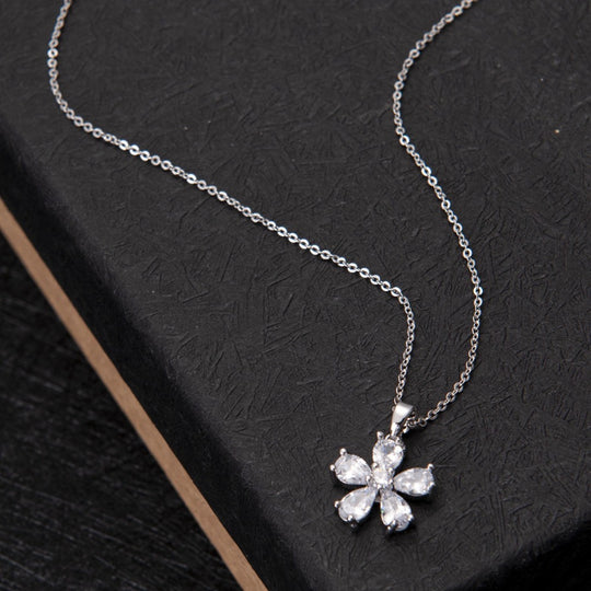 COLLAR PETALOS BLANCO